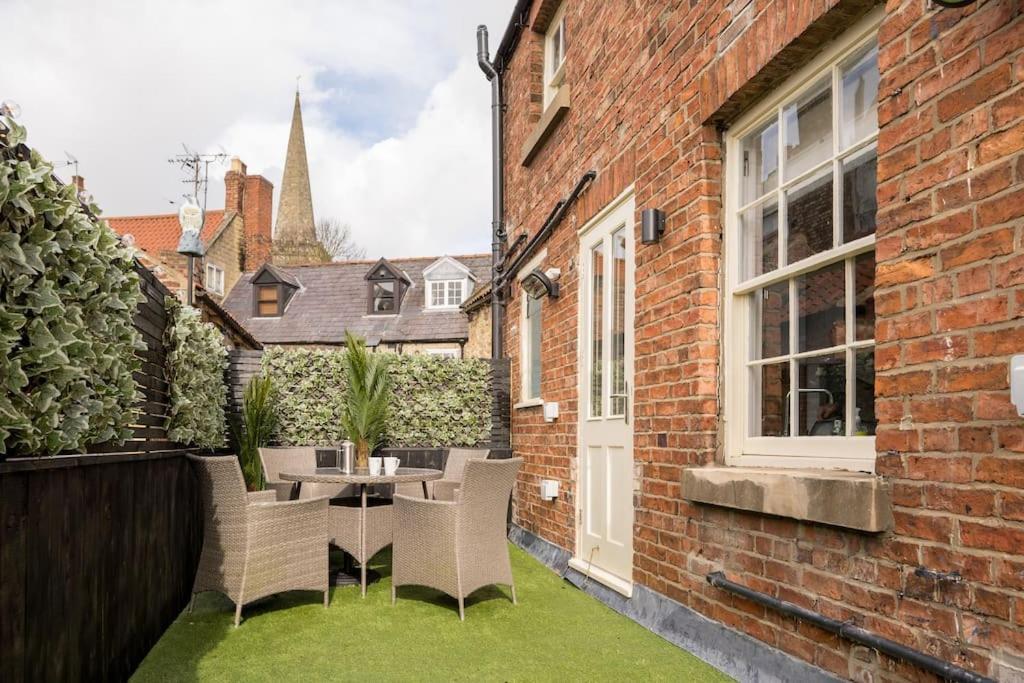 The Lettered Board Apartments Pickering Bagian luar foto