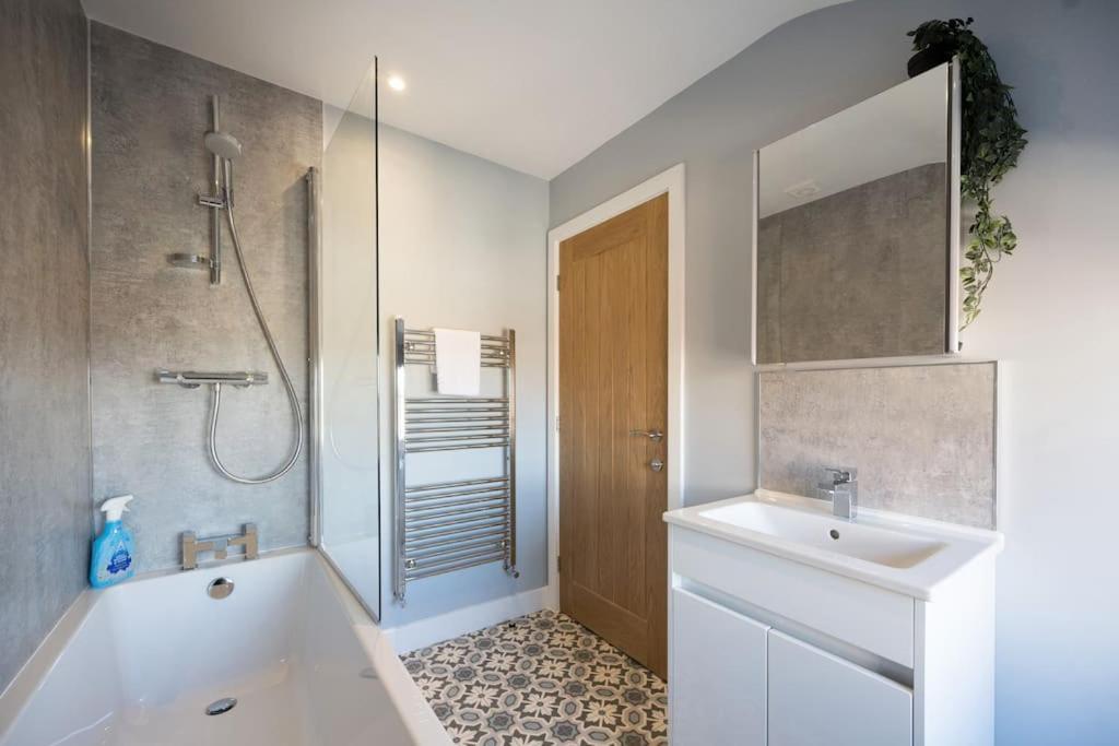 The Lettered Board Apartments Pickering Bagian luar foto